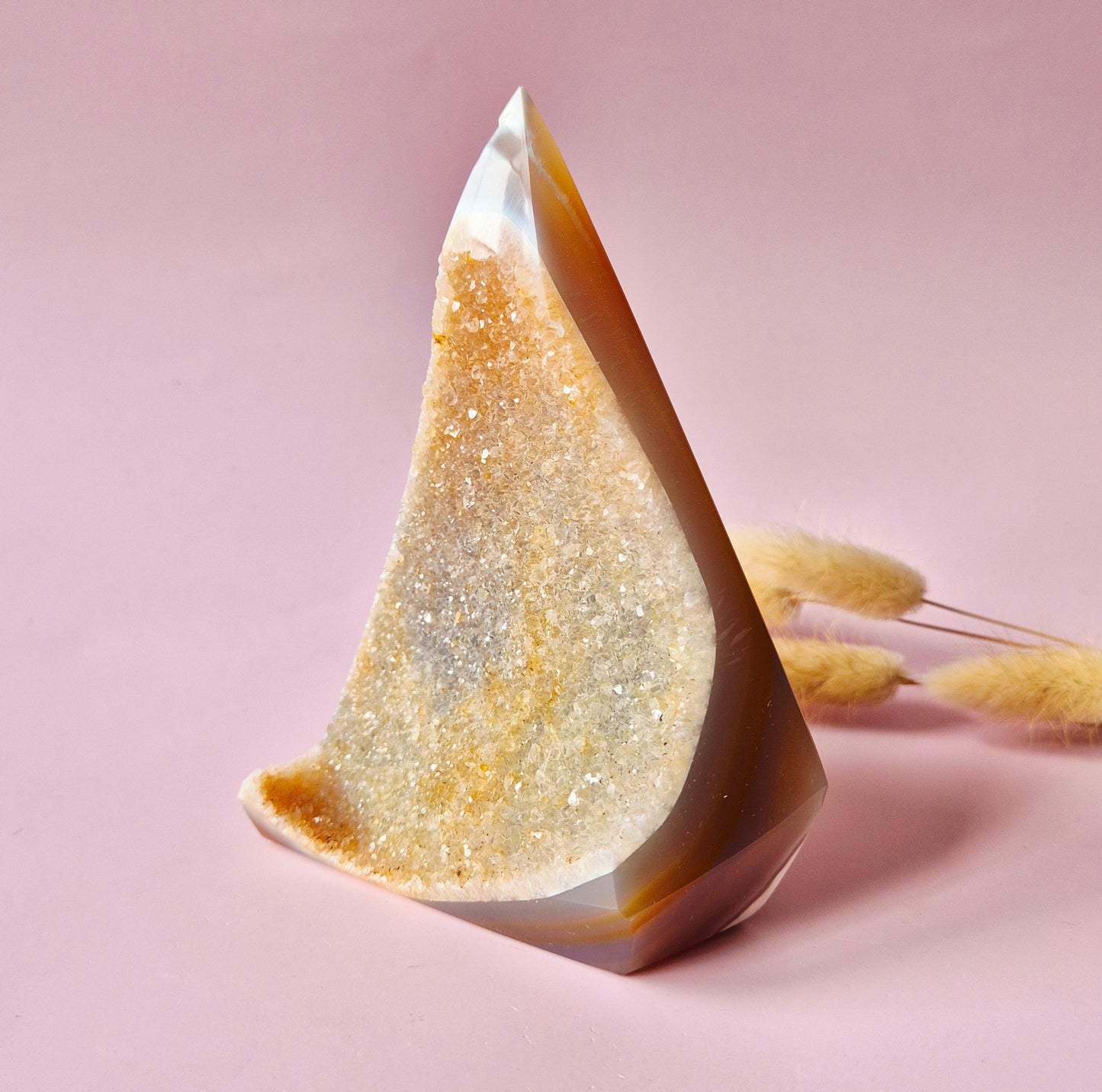 Druzy Grauer Achat - Tropfenförmiger stehender Edelsteinkristall - Nr. 12. 86 Gramm