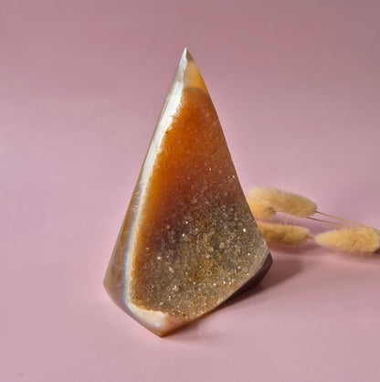 Druzy Grauer Achat - Tropfenförmiger stehender Edelsteinkristall - Nr. 12. 86 Gramm
