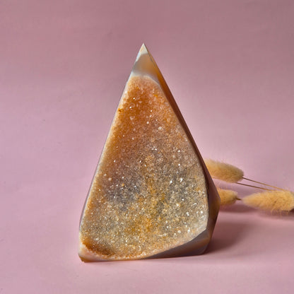 Druzy Grauer Achat - Tropfenförmiger stehender Edelsteinkristall - Nr. 12. 86 Gramm