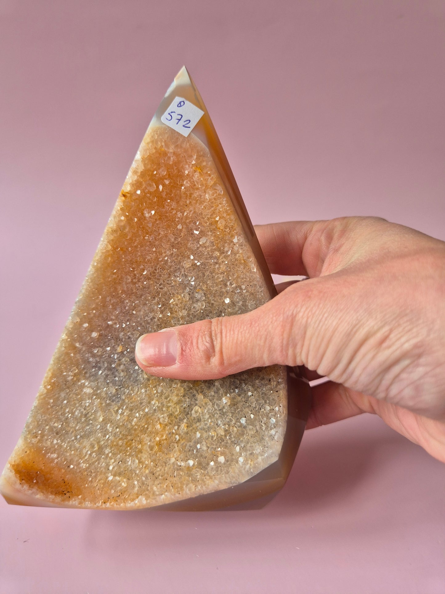 Druzy Grauer Achat - Tropfenförmiger stehender Edelsteinkristall - Nr. 12. 86 Gramm