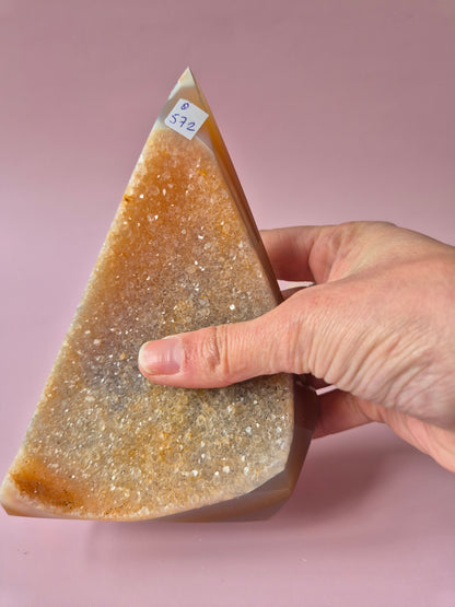 Druzy Grauer Achat - Tropfenförmiger stehender Edelsteinkristall - Nr. 12. 86 Gramm