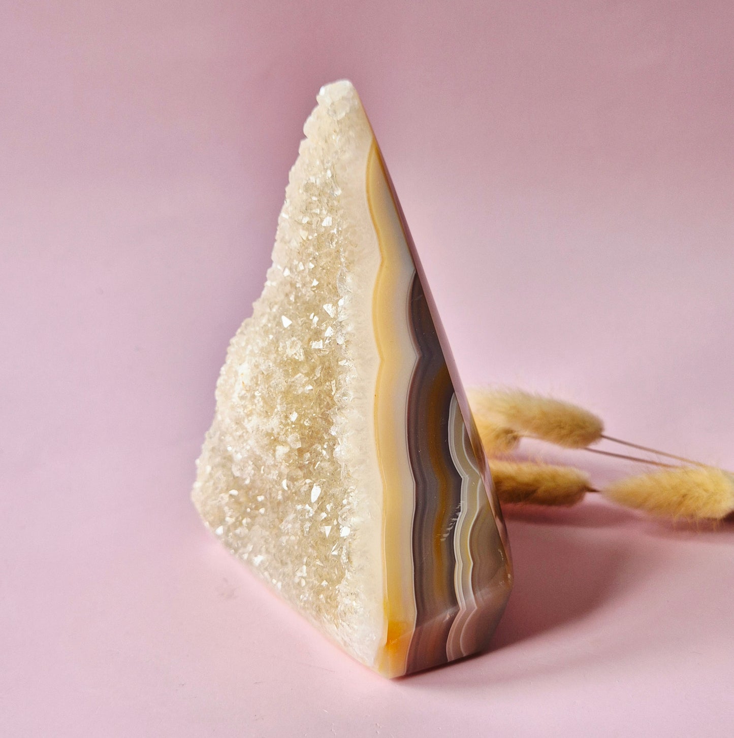 Druzy Grauer Achat - Tropfenförmiger stehender Edelsteinkristall - Nr. 12. 86 Gramm