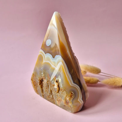 Druzy Grauer Achat - Tropfenförmiger stehender Edelsteinkristall - Nr. 12. 86 Gramm