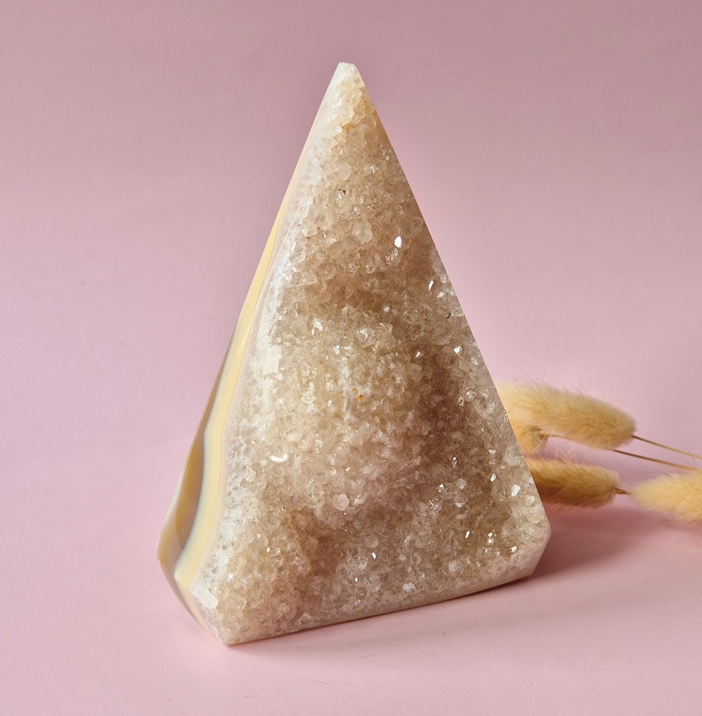Druzy Grauer Achat - Tropfenförmiger stehender Edelsteinkristall - Nr. 12. 86 Gramm