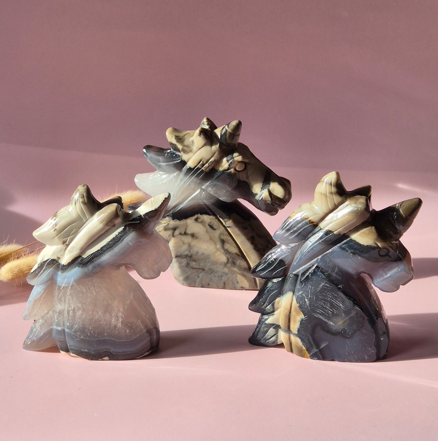 Volcano Agaat Unicorn Carving 418g – UV Reactief | Unieke Edelsteen Eenhoorn