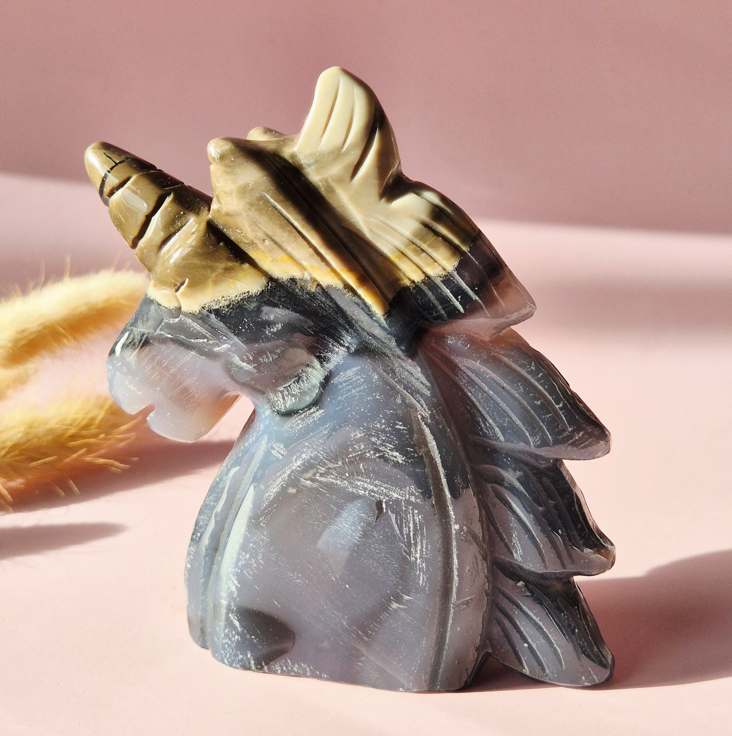 Volcano Agaat Unicorn Carving 418g – UV Reactief | Unieke Edelsteen Eenhoorn