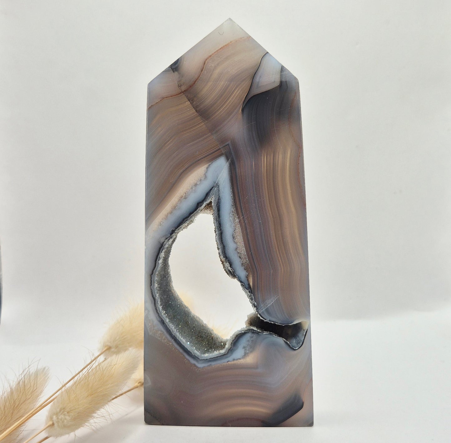 grijze agaat toren met druzy opening edelsteen obelisk