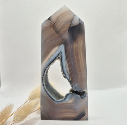 grijze agaat toren met druzy opening edelsteen obelisk