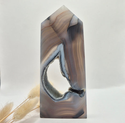 grijze agaat toren met druzy opening edelsteen obelisk