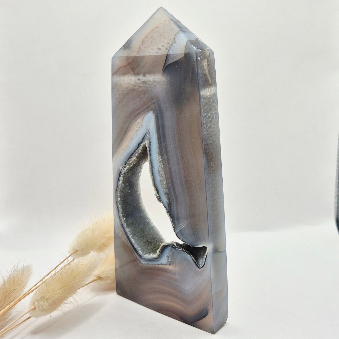 agaat crystal tower met geode kern grijs beige