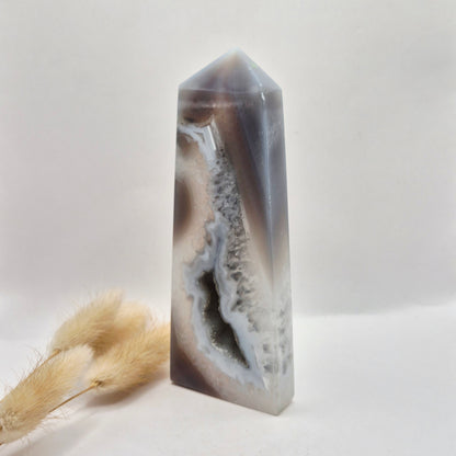 Druzy Grauer Achat - Tropfenförmiger stehender Edelsteinkristall - Nr. 12. 86 Gramm