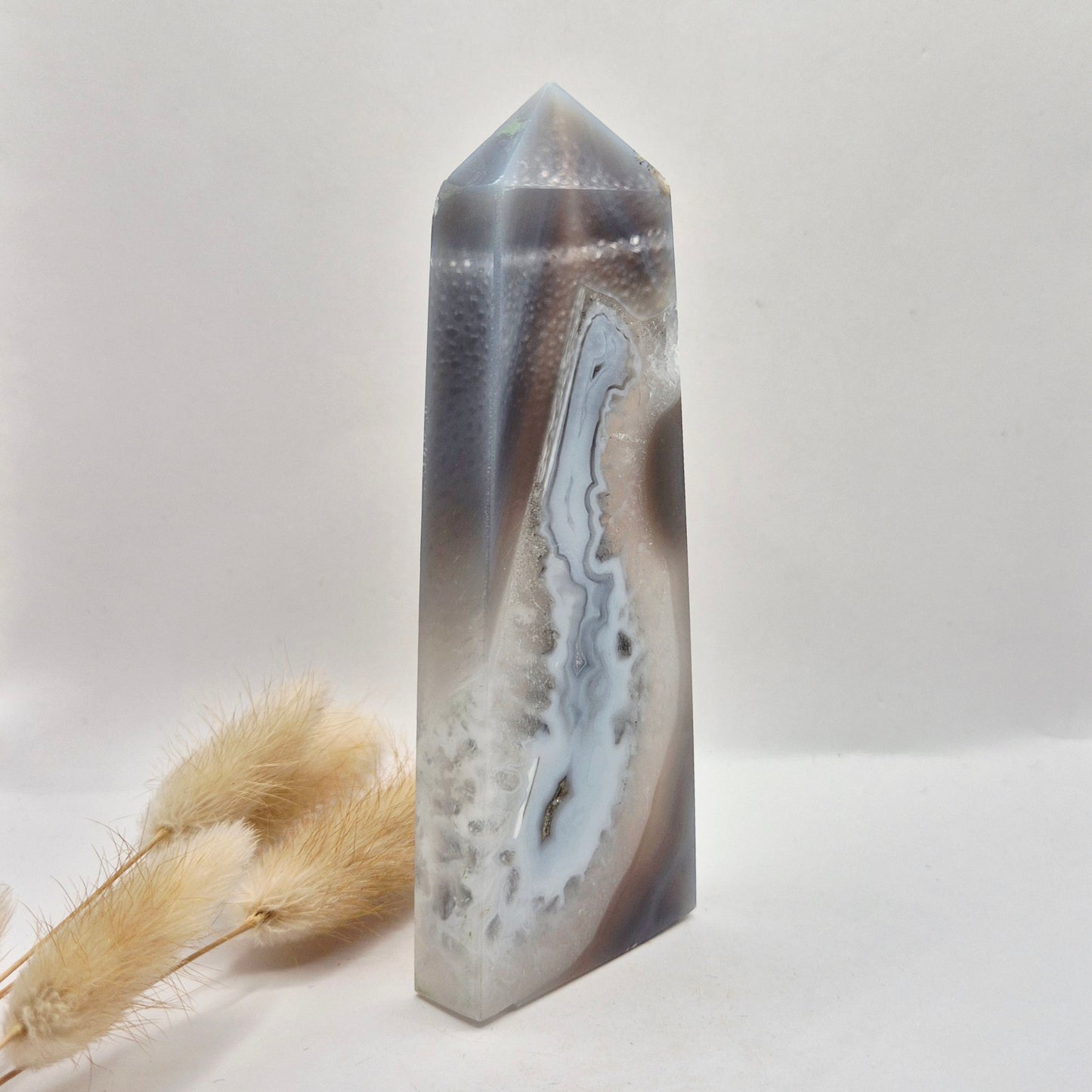 Druzy Grauer Achat - Tropfenförmiger stehender Edelsteinkristall - Nr. 12. 86 Gramm
