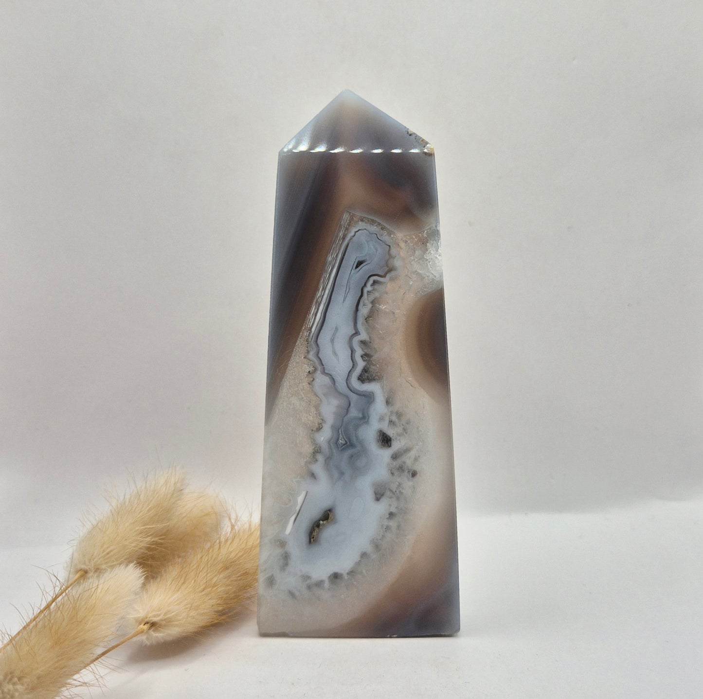 Druzy Grauer Achat - Tropfenförmiger stehender Edelsteinkristall - Nr. 12. 86 Gramm