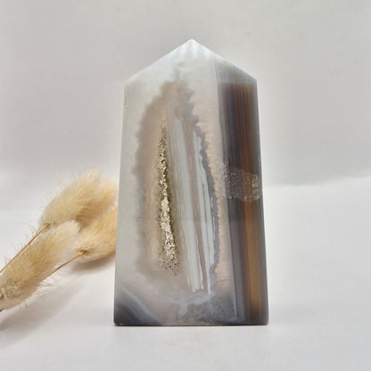 Druzy Grauer Achat - Tropfenförmiger stehender Edelsteinkristall - Nr. 12. 86 Gramm