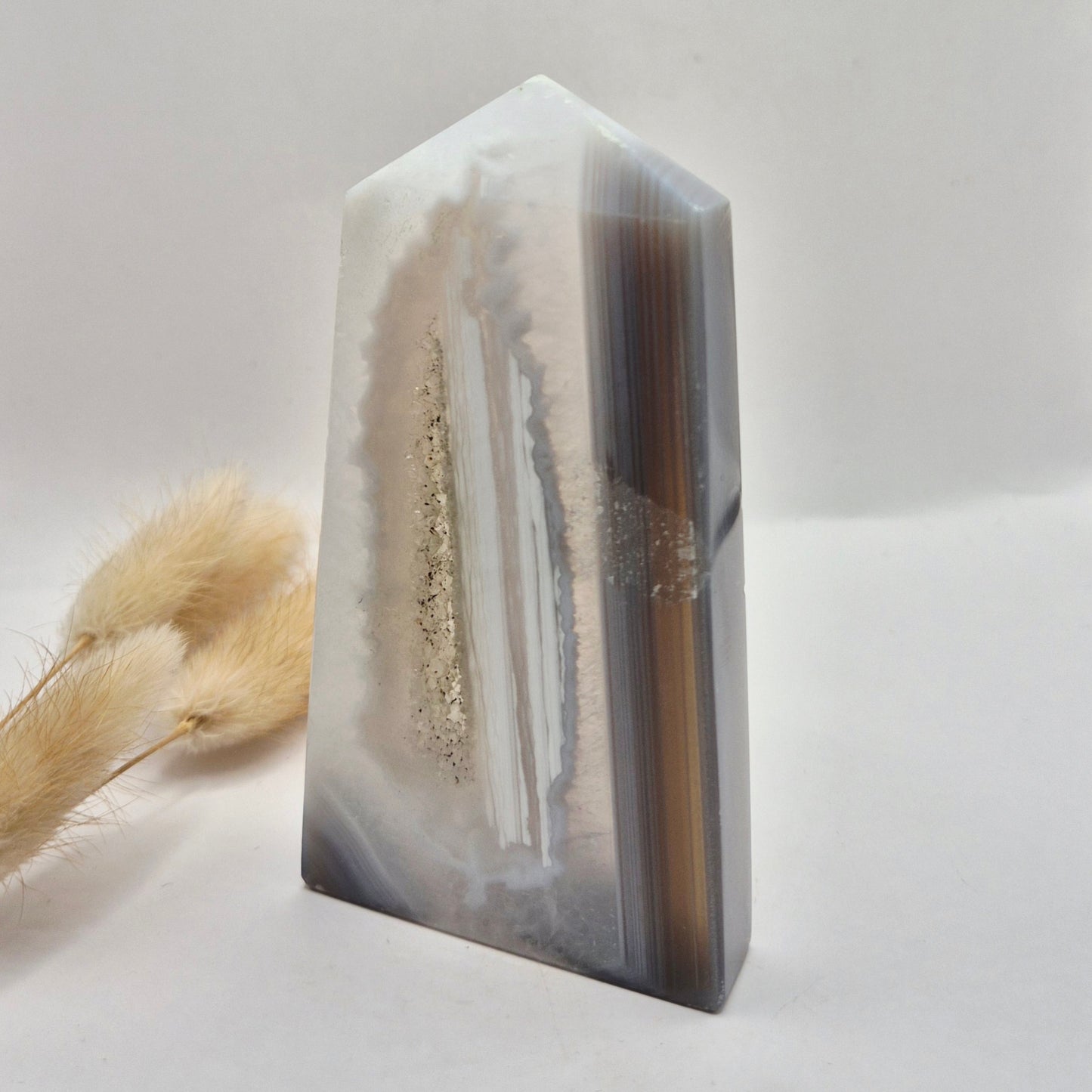 Druzy Grauer Achat - Tropfenförmiger stehender Edelsteinkristall - Nr. 12. 86 Gramm
