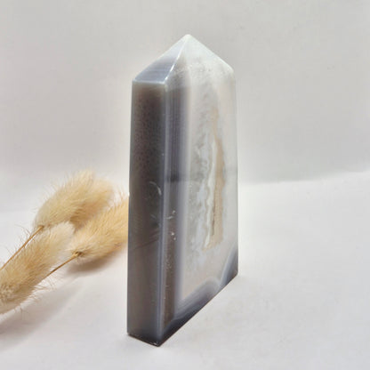 Druzy Grauer Achat - Tropfenförmiger stehender Edelsteinkristall - Nr. 12. 86 Gramm