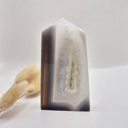 Druzy Grauer Achat - Tropfenförmiger stehender Edelsteinkristall - Nr. 12. 86 Gramm