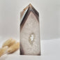 Druzy Grauer Achat - Tropfenförmiger stehender Edelsteinkristall - Nr. 12. 86 Gramm