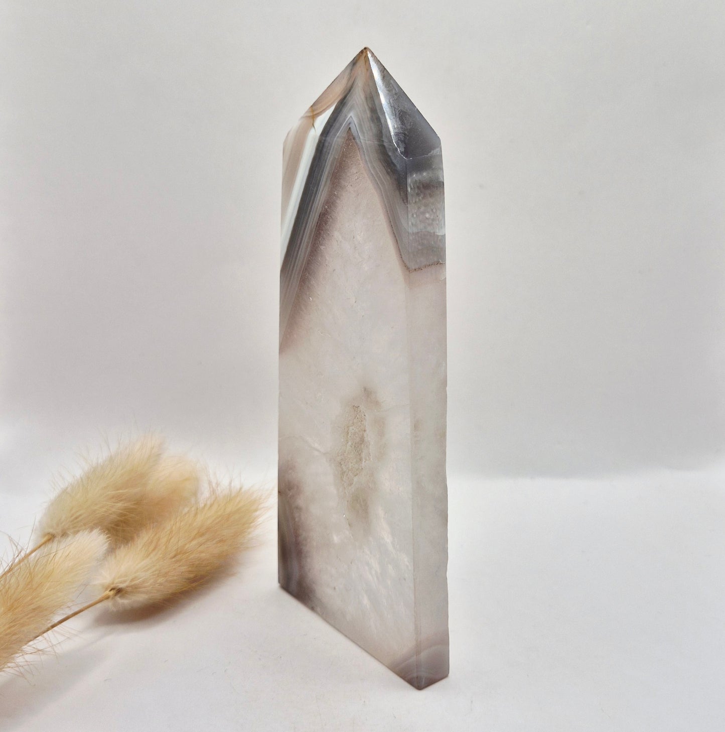 Druzy Grauer Achat - Tropfenförmiger stehender Edelsteinkristall - Nr. 12. 86 Gramm