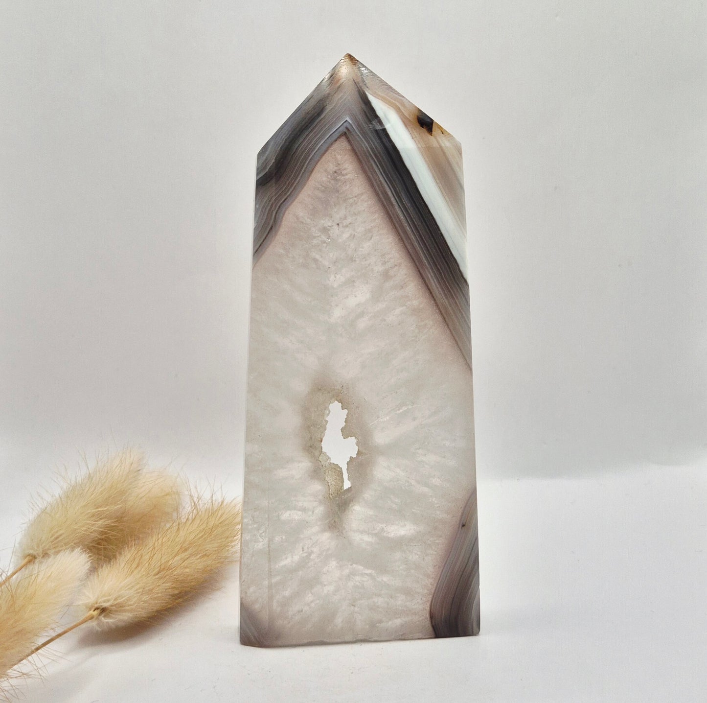 Druzy Grauer Achat - Tropfenförmiger stehender Edelsteinkristall - Nr. 12. 86 Gramm