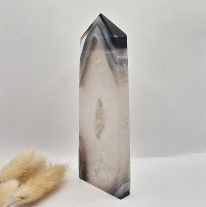 Druzy Grauer Achat - Tropfenförmiger stehender Edelsteinkristall - Nr. 12. 86 Gramm