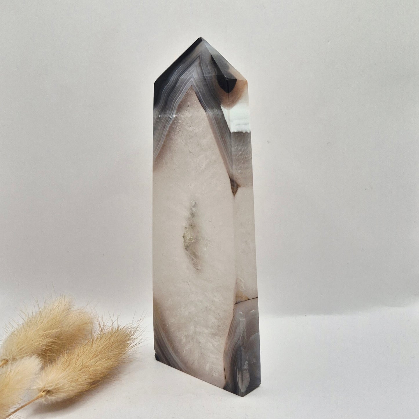Druzy Grauer Achat - Tropfenförmiger stehender Edelsteinkristall - Nr. 12. 86 Gramm