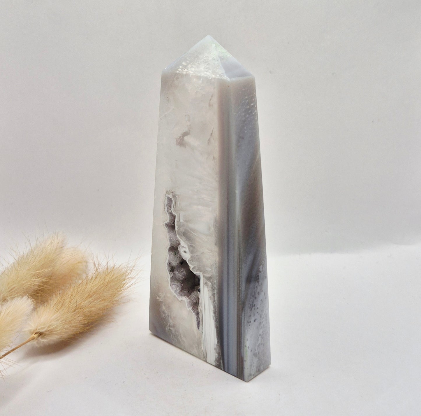 Druzy Grauer Achat - Tropfenförmiger stehender Edelsteinkristall - Nr. 12. 86 Gramm