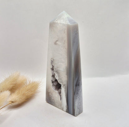 Druzy Grauer Achat - Tropfenförmiger stehender Edelsteinkristall - Nr. 12. 86 Gramm