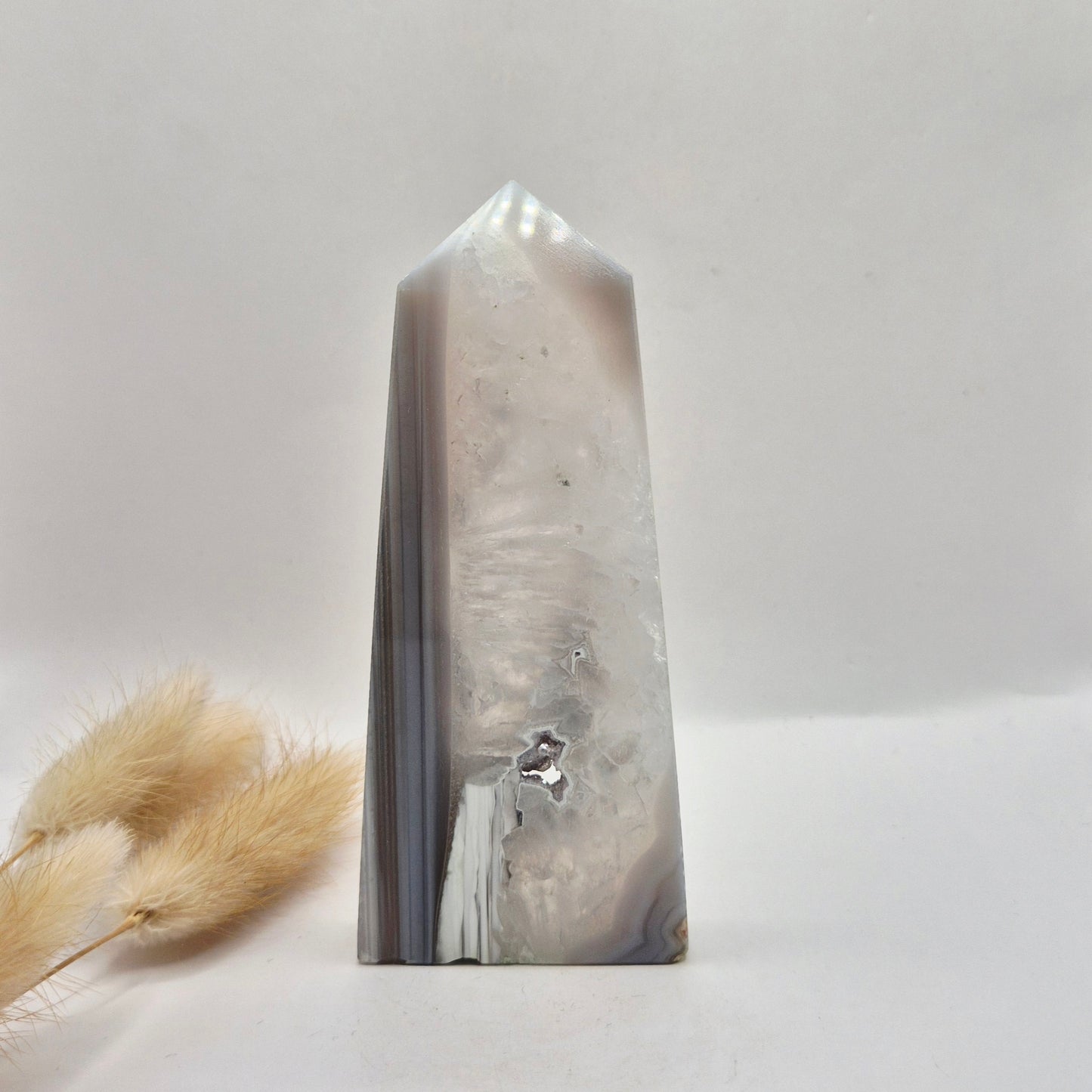Druzy Grauer Achat - Tropfenförmiger stehender Edelsteinkristall - Nr. 12. 86 Gramm