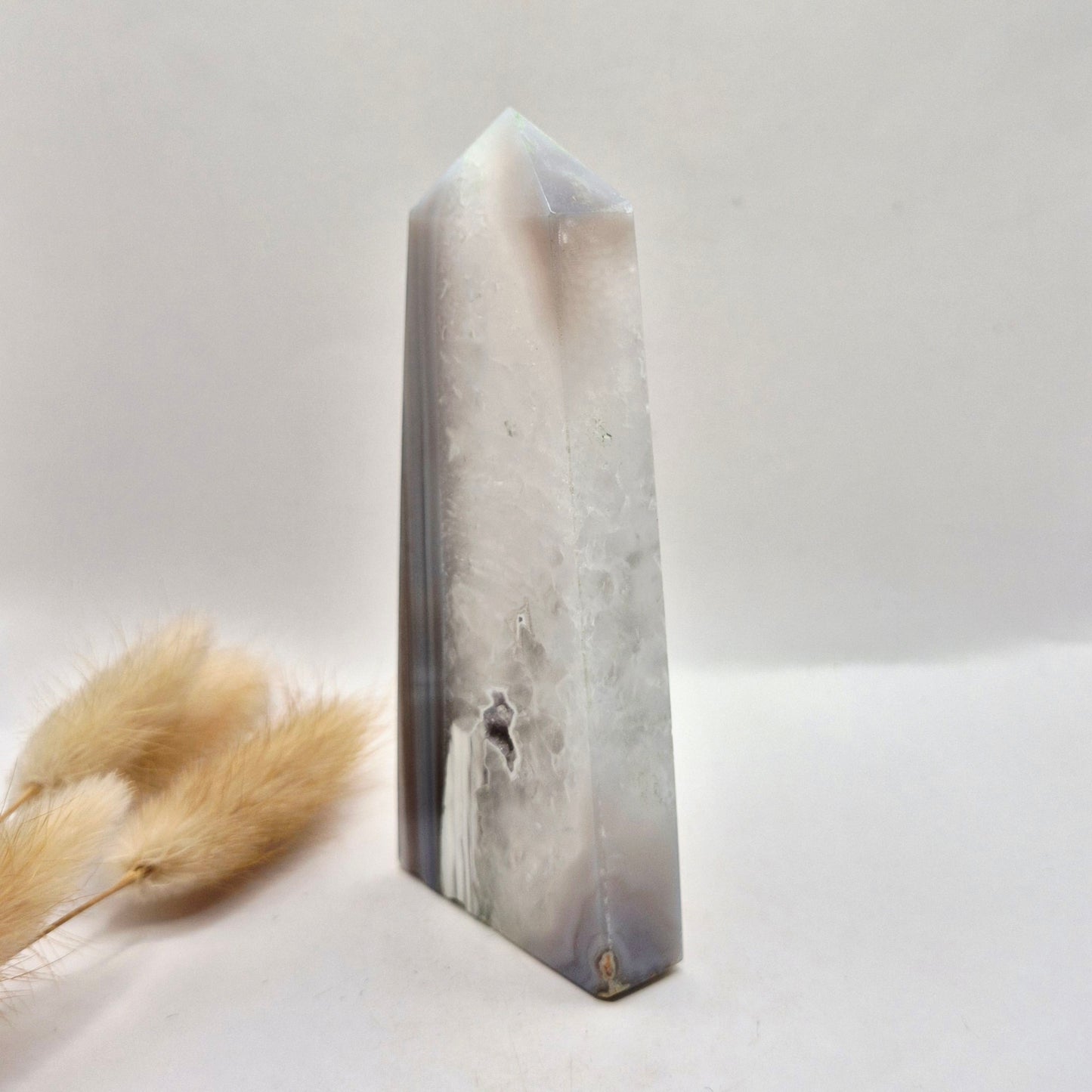 Druzy Grauer Achat - Tropfenförmiger stehender Edelsteinkristall - Nr. 12. 86 Gramm
