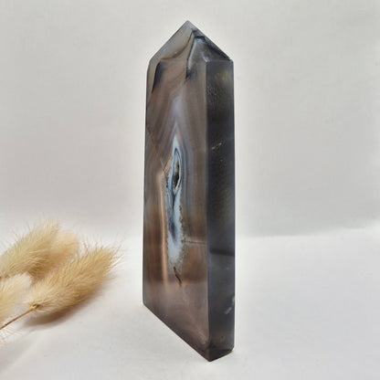 Druzy Grauer Achat - Tropfenförmiger stehender Edelsteinkristall - Nr. 12. 86 Gramm