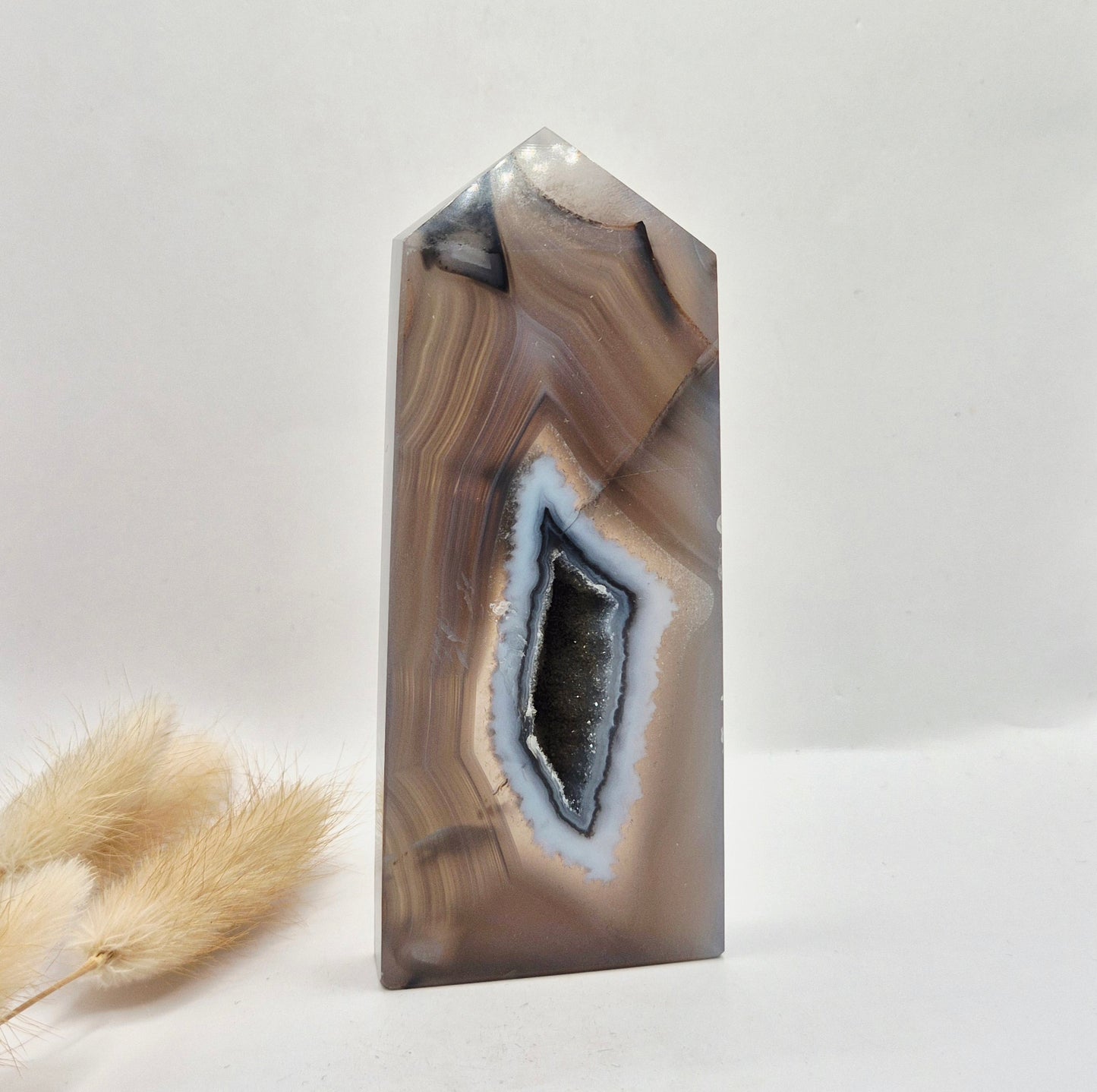 Druzy Grauer Achat - Tropfenförmiger stehender Edelsteinkristall - Nr. 12. 86 Gramm