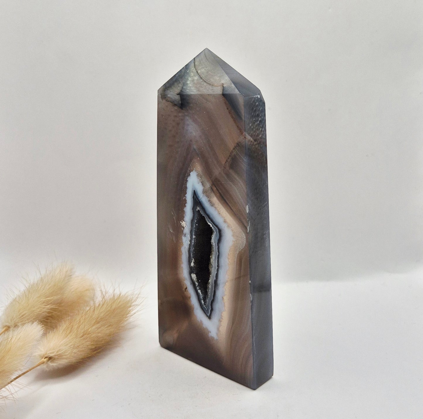 Druzy Grauer Achat - Tropfenförmiger stehender Edelsteinkristall - Nr. 12. 86 Gramm