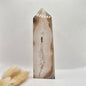 Grijze Agaat Toren met Druzy Opening 232g – Gepolijste Edelsteen Obelisk | Rust & Balans