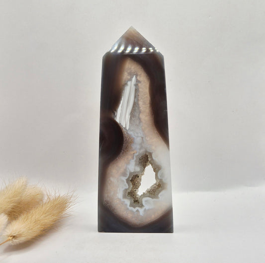 Druzy Grauer Achat - Tropfenförmiger stehender Edelsteinkristall - Nr. 12. 86 Gramm