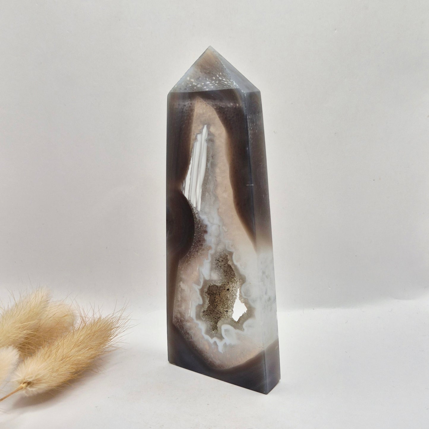 Grijze Agaat Toren met Druzy Opening 191g – Gepolijste Edelsteen Obelisk | Rust & Balans
