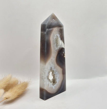 Grijze Agaat Toren met Druzy Opening 191g – Gepolijste Edelsteen Obelisk | Rust & Balans