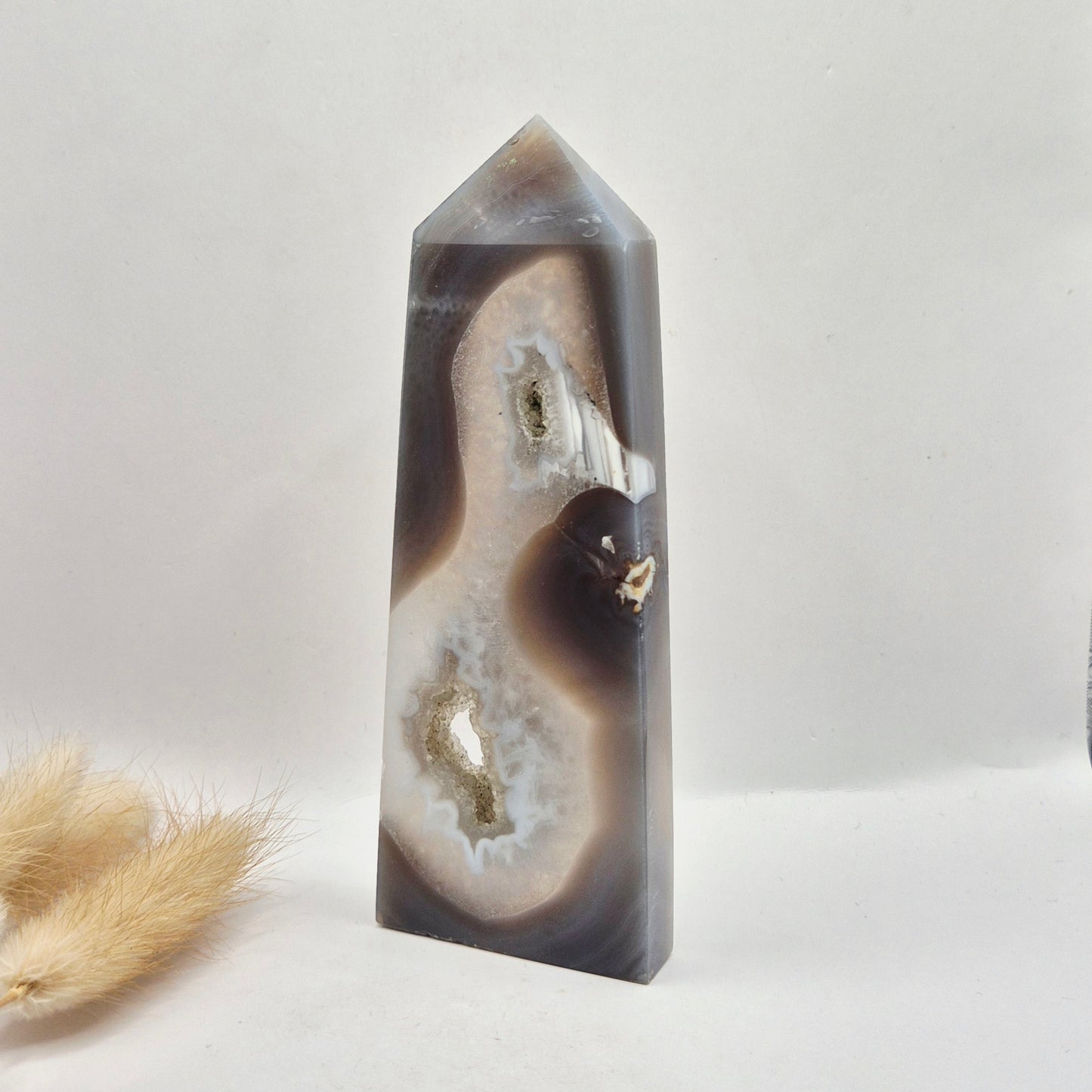 Grijze Agaat Toren met Druzy Opening 191g – Gepolijste Edelsteen Obelisk | Rust & Balans