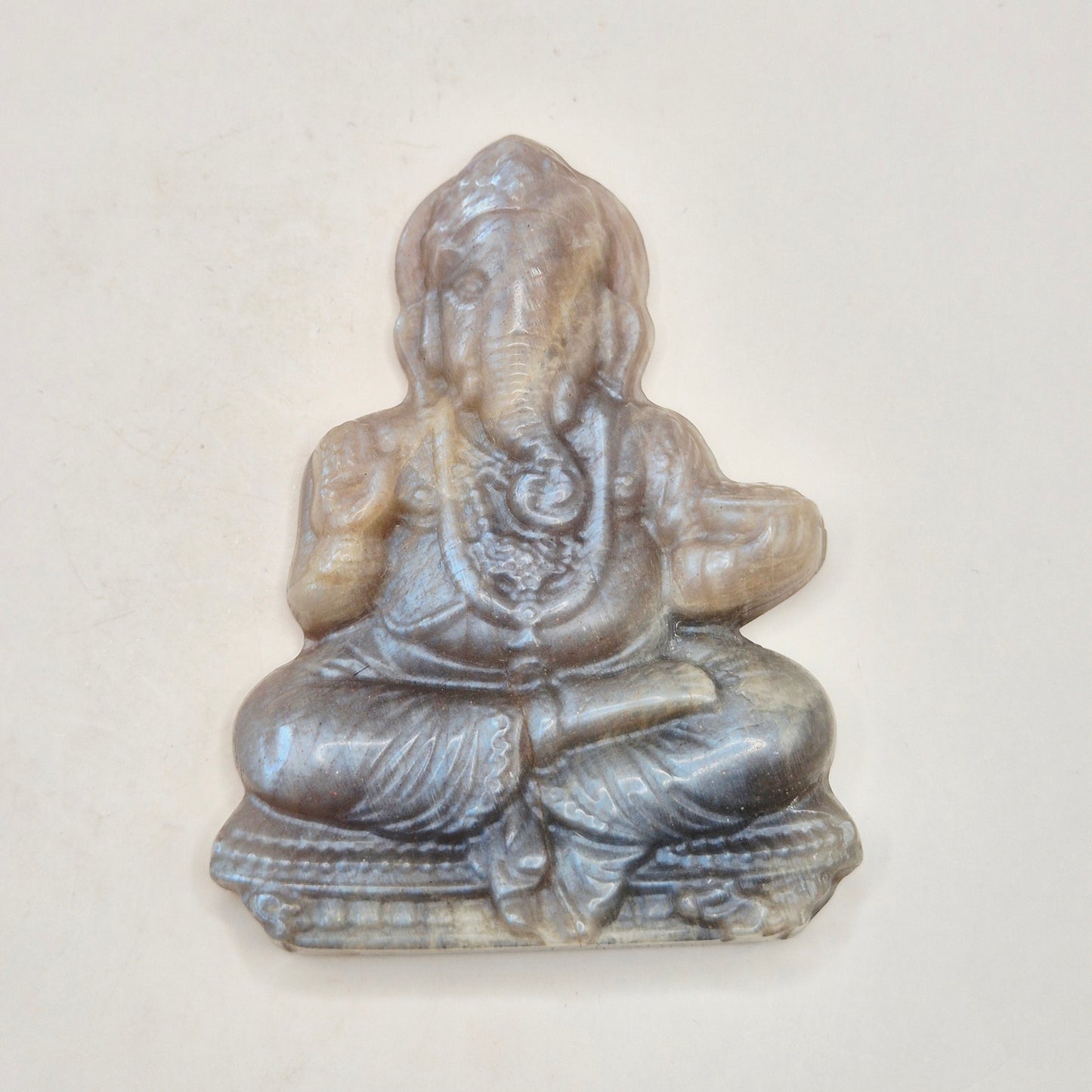 blauwe maansteen ganesha beeld met blauwe glans