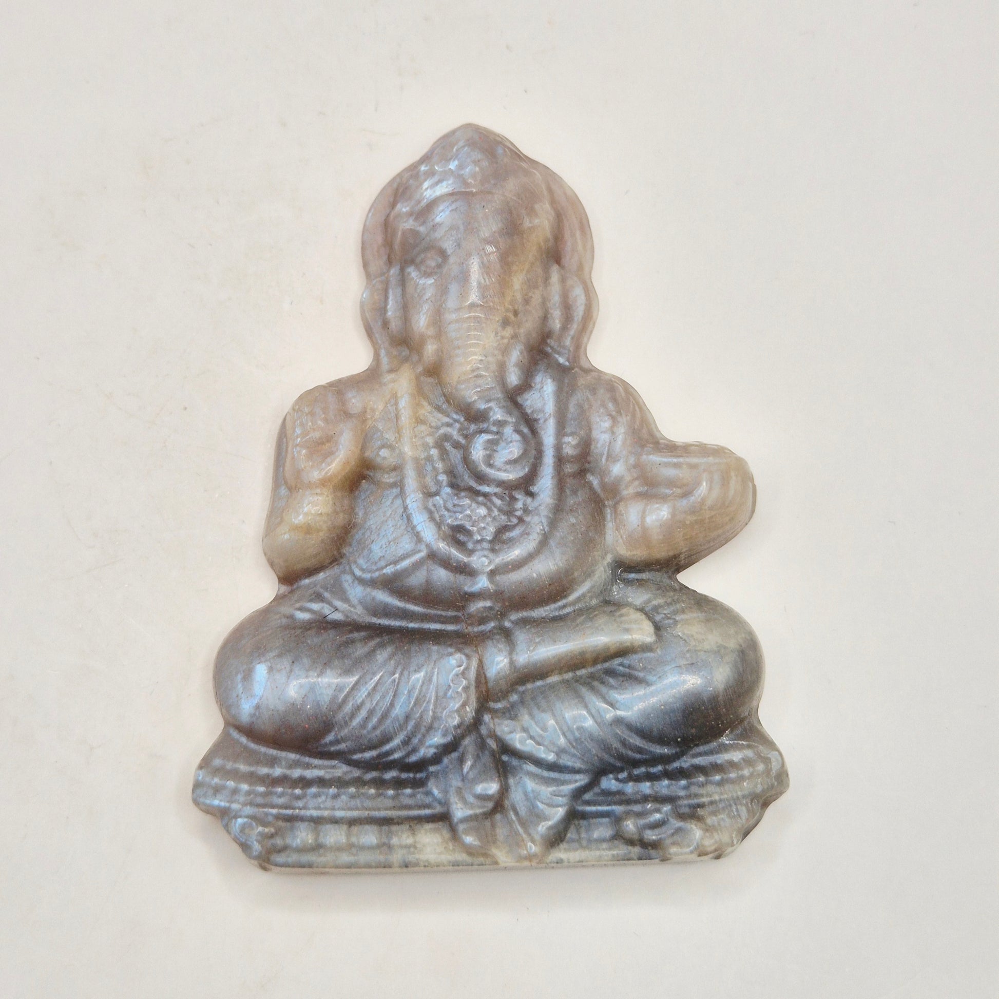 blauwe maansteen ganesha beeld met blauwe glans