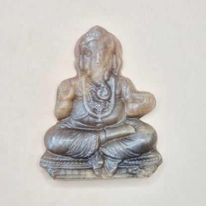 blauwe maansteen ganesha beeld met blauwe glans