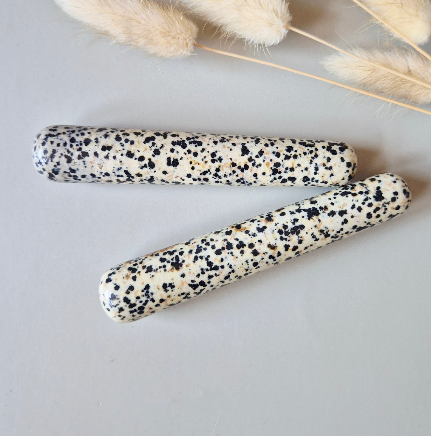 Dalmatian Jasper Massagestaaf – Speelse & Aardende Massage Steen