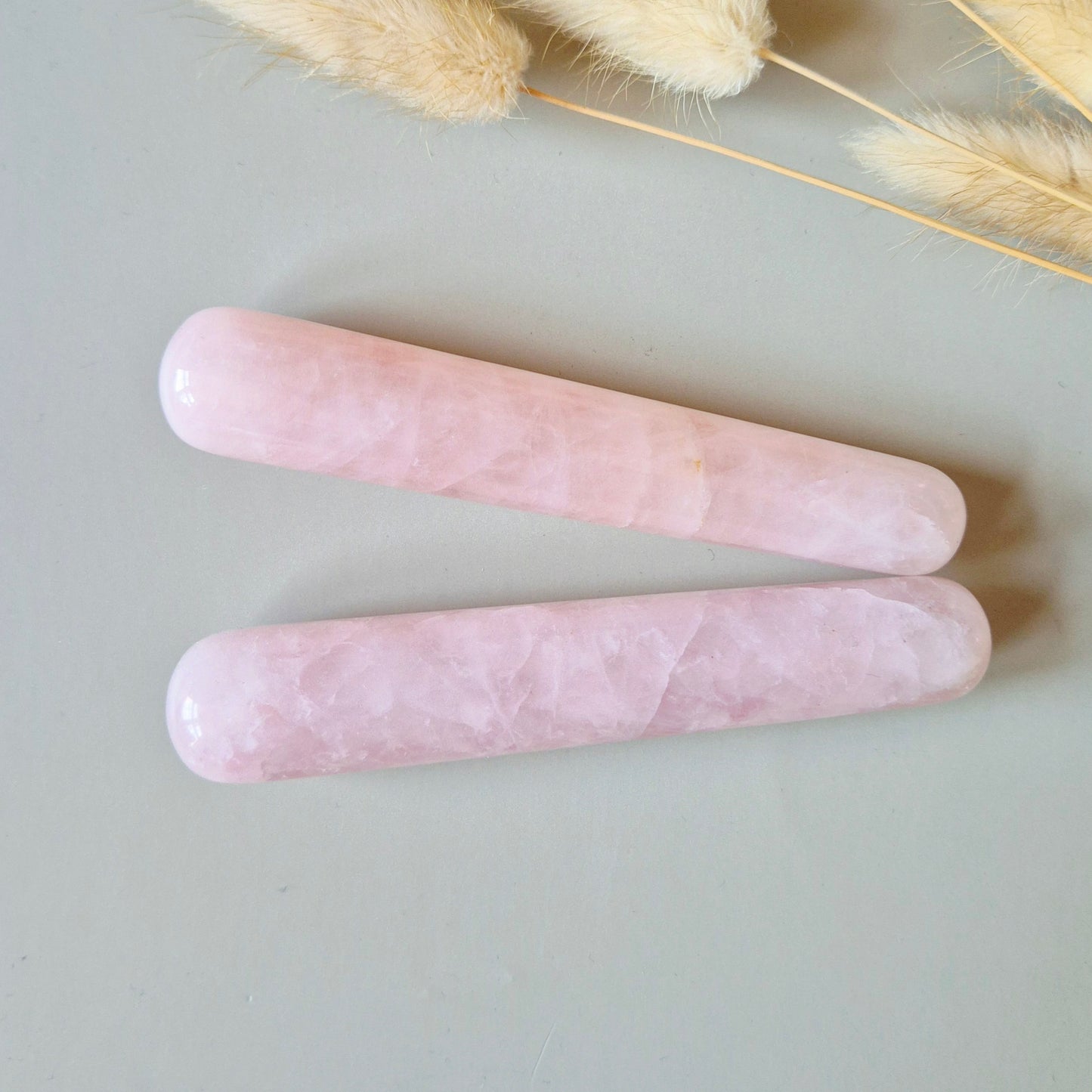 Rozenkwarts Massagestaaf – Liefdevolle Edelsteen Massage Tool