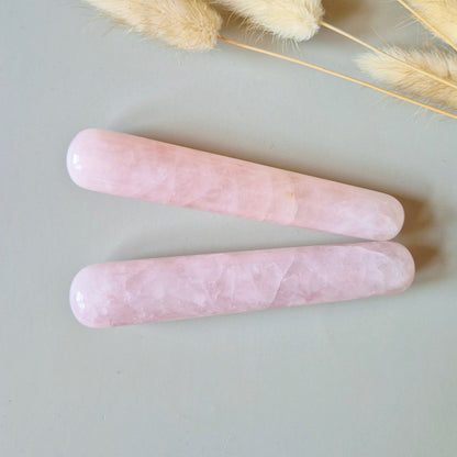 Rozenkwarts Massagestaaf – Liefdevolle Edelsteen Massage Tool
