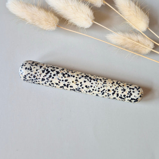 Dalmatian Jasper Massagestaaf – Speelse & Aardende Massage Steen