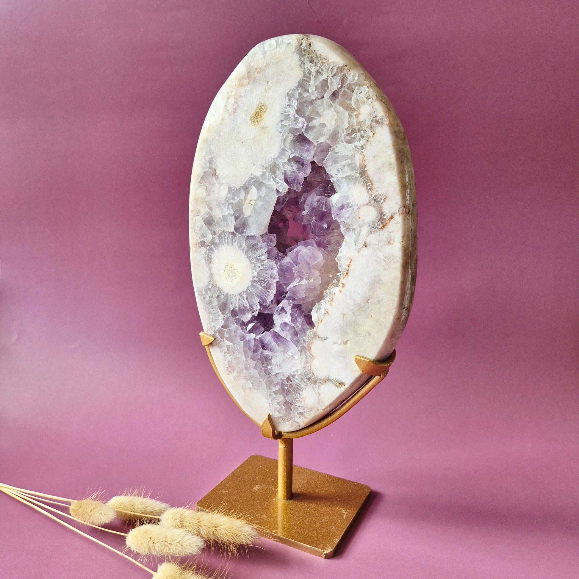 roze amethist geode schijf met paarse kristallen