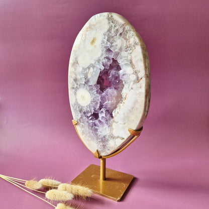 roze amethist geode schijf met paarse kristallen