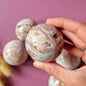 Kristall-Edelstein, Druzy-Rosa-Amethyst-Kugel auf Ständer (100 mm, 1180 Gramm)