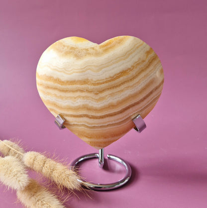 geel calciet hart op standaard 668 gram banded calciet edelsteen hart decoratie