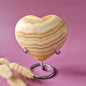 geel calciet hart op standaard 668 gram banded calciet edelsteen hart decoratie